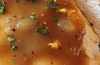 Crockpot Chicken and Gravy: Tender, Juicy & Full of Flavor